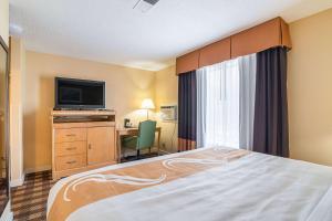Una cama o camas en una habitación de Quality Inn North Conway