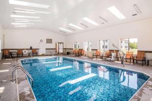 uma grande piscina com água azul num edifício em Quality Inn Loudon/Concord em Loudon