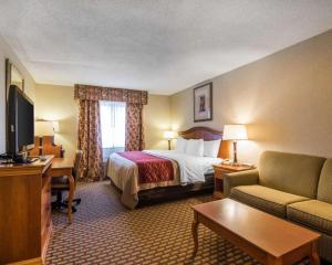 アシュランドにあるQuality Innのベッドとテレビが備わるホテルルームです。