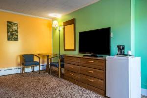 Μια τηλεόραση ή/και κέντρο ψυχαγωγίας στο Rodeway Inn Lincoln I-93 +17 φωτογραφίες