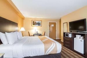 Una cama o camas en una habitación de Quality Inn North Conway