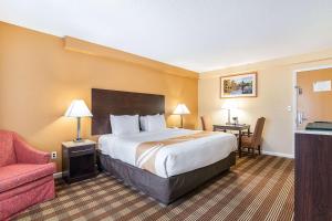 Una cama o camas en una habitación de Quality Inn North Conway