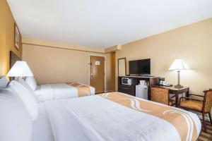 Una cama o camas en una habitación de Quality Inn North Conway