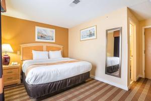 Una cama o camas en una habitación de Quality Inn North Conway