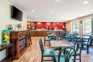 ein Restaurant mit Tischen und Stühlen und eine Bar in der Unterkunft Quality Inn Loudon/Concord in Loudon