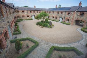 una vista aérea del patio de un gran edificio de ladrillo en Decoy Country Cottages, en Navan