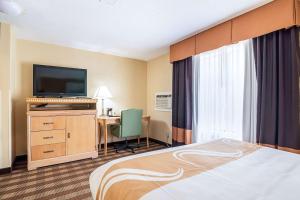 Una cama o camas en una habitación de Quality Inn North Conway