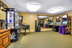 uma sala com jogos de arcada e máquinas de jogos de vídeo em South Mountain Resort em Lincoln