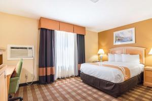 Una cama o camas en una habitación de Quality Inn North Conway
