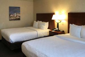 una habitación de hotel con 2 camas y una lámpara en Clarion Hotel & Conference Center Toms River en Toms River