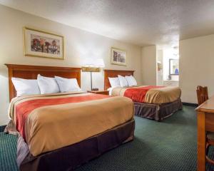 Econo Lodge tesisinde bir odada yatak veya yataklar
