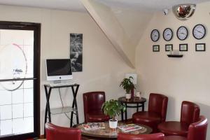 TV a/nebo společenská místnost v ubytování MHO Hotel Bordentown + 22 fotografií