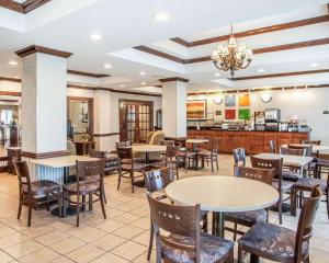 Un restaurante u otro lugar para comer en Comfort Inn & Suites Carneys Point