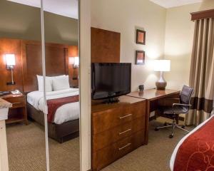 Voodi või voodid majutusasutuse Comfort Suites Newark - Harrison toas