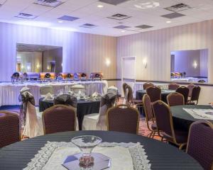 A restaurant or other place to eat at Clarion Hotel Somerset - New Brunswick
