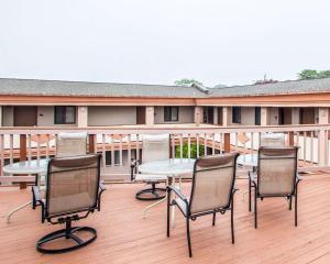 a patio with chairs and a table on a deck at Rodeway Inn Point Pleasant Beach in Point Pleasant