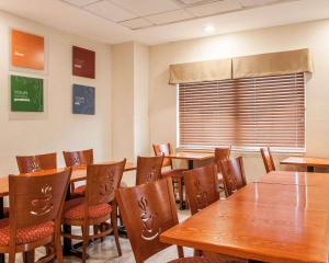a dining room with tables and chairs and a window at Avon Hotel - Toms River in Toms River