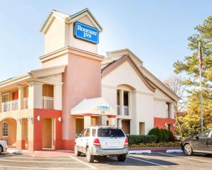 a car parked in front of a hotel at Rodeway Inn Mount Laurel Hwy 73 in Mount Laurel +15 photos