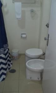 Ett badrum på Flat Cavalinho Branco (40A)