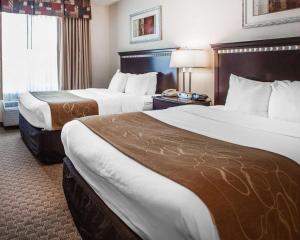 เตียงในห้องที่ Tapa Hotel, Inn & Suites