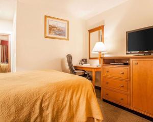 TV a/nebo společenská místnost v ubytování Rodeway Inn Point Pleasant Beach