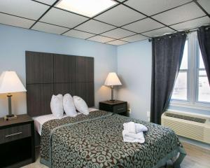 Hammock Inn & Suites North Beach Hotel客房内的一张或多张床位