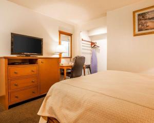 Postel nebo postele na pokoji v ubytování Rodeway Inn Point Pleasant Beach