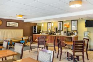 a restaurant with tables and chairs and a bar at Quality Inn Flamingo in Atlantic City