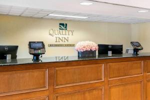a waiting area at a quality inn office with flowers at Quality Inn Edison-New Brunswick in Edison