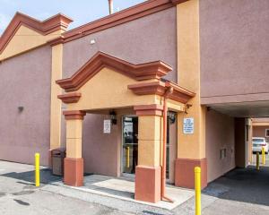 un edificio con ingresso a un parcheggio di Rodeway Inn a Jersey City