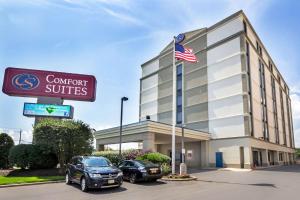 een hotel met een Amerikaanse vlag voor een gebouw bij Comfort Suites at Woodbridge in Avenel