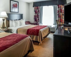Habitación de hotel con 2 camas y TV en Quality Inn & Suites Farmington, en Farmington