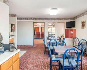 - une salle à manger avec une table et des chaises dans l'établissement Rodeway Inn, à Tucumcari