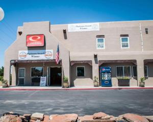 un magasin krispy kreme au coin d'une rue dans l'établissement Econo Lodge Old Town, à Albuquerque