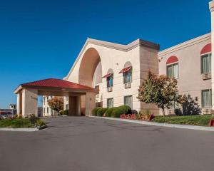 Un gran edificio con un estacionamiento enfrente. en Quality Inn & Suites Farmington, en Farmington