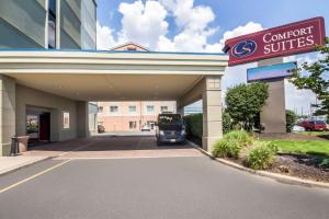 a car is parked inside of a car dealership at Comfort Suites at Woodbridge in Avenel