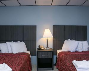 Hammock Inn & Suites North Beach Hotel客房内的一张或多张床位
