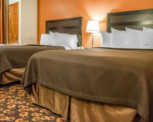 two beds sitting next to each other in a hotel room at Econo Lodge Inn & Suites Santa Fe in Santa Fe