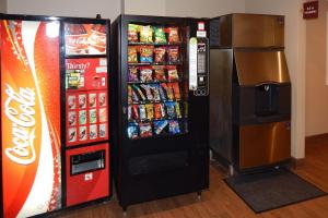 dos máquinas expendedoras de refrescos junto a una nevera en Comfort Inn & Suites Las Cruces Mesilla, en Las Cruces