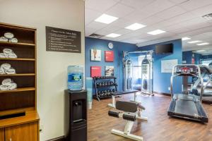 einen Fitnessraum mit einem Laufband und einem Fitnessraum in der Unterkunft Comfort Suites at Woodbridge in Avenel