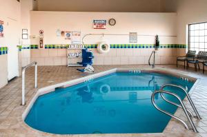 - une piscine dans un bâtiment avec piscine dans l'établissement Comfort Inn Las Vegas New Mexico, à Las Vegas