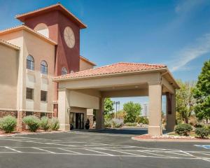 een gebouw met een klokkentoren en een parkeerplaats bij Quality Inn & Suites in Albuquerque