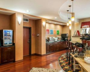 een grote keuken met houten vloeren en een aanrecht bij Comfort Suites Gallup East Route 66 and I-40 in Gallup