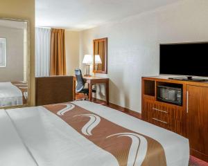 Ліжко або ліжка в номері Quality Inn & Suites