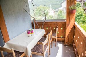 Balkon oz. terasa v nastanitvi Yeti (snowman) Guest House