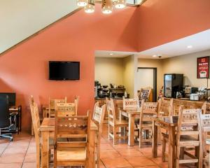 Econo Lodge Inn & Suites tesisinde bir restoran veya yemek mekanı