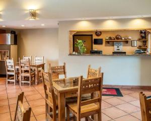 O bucătărie sau chicinetă la Econo Lodge Inn & Suites