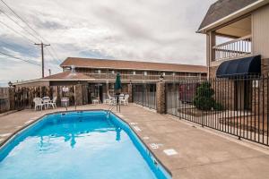 Swimmingpoolen hos eller tæt på Quality Inn & Suites Near White Sands National Park
