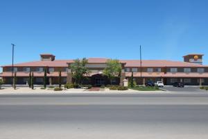 un parcheggio vuoto di fronte a un edificio di Comfort Inn & Suites Las Cruces Mesilla a Las Cruces