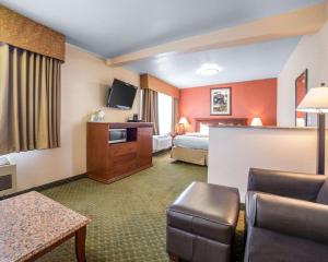 a hotel room with a bed and a tv at Quality Inn Winnemucca- Model T Casino in Winnemucca